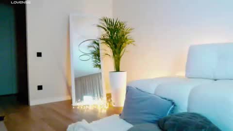 Snapshot of victoriafalls chatting on 12.17.25 Miss V online show from 12.17.25