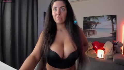 Snapshot of victorias_world chatting on 06.17.26 Viktoria online show from 06.17.26