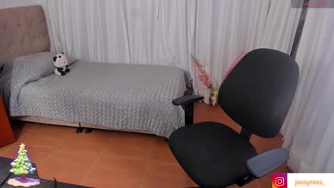 V  I C  T O R I A  online show from 12.27.24