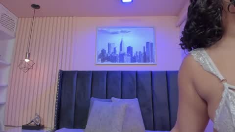 Viiolett online show from 10.25.25