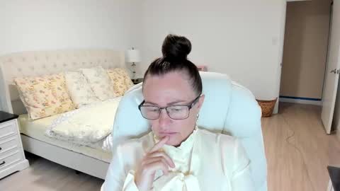 Snapshot of vika7333 chatting on 09.15.25 Ukrainian-woman online show from 09.15.25