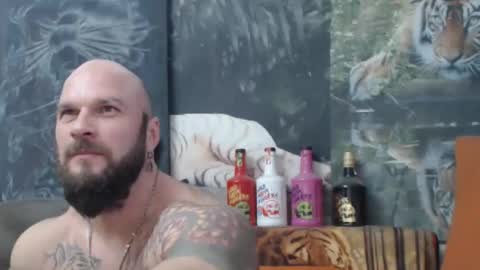 Snapshot of viking_me chatting on 12.01.25 viking online show from 12.01.25