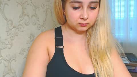 Snapshot of vikiwaitingforyou chatting on 04.30.26 Vitoria online show from 04.30.26