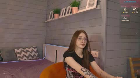 Snapshot of vikki_wye chatting on 09.26.25 Viki online show from 09.26.25