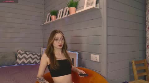 Snapshot of vikki_wye chatting on 10.02.25 Viki online show from 10.02.25