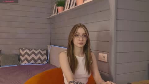 Snapshot of vikki_wye chatting on 10.04.25 Viki online show from 10.04.25