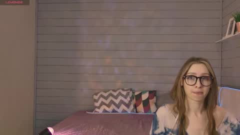 Snapshot of vikki_wye chatting on 10.22.25 Viki online show from 10.22.25