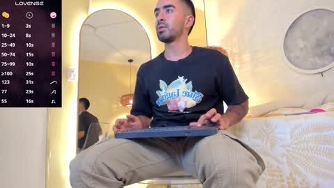 Snapshot of vince_colin chatting on 11.30.25 VINCE online show from 11.30.25