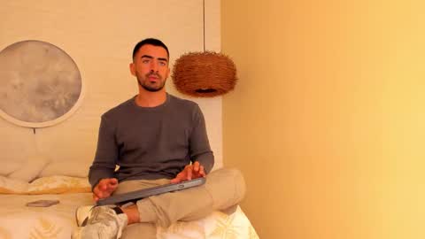 Snapshot of vince_colin chatting on 12.01.25 VINCE online show from 12.01.25