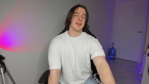Snapshot of vincent__strong chatting on 12.20.24 Vincent Strong online show from 12.20.24