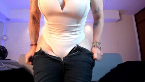 Snapshot of violeet_scott chatting on 01.12.25 Violett Everyday From 0530 to 1430 Col Time online show from 01.12.25