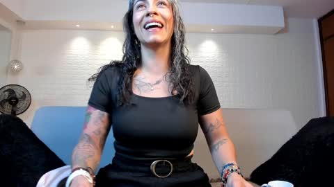 Snapshot of violeet_scott chatting on 01.22.25 Violett Everyday From 0530 to 1430 Col Time online show from 01.22.25