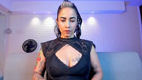 Snapshot of violeet_scott chatting on 02.06.25 Violett Everyday From 0530 to 1430 Col Time online show from 02.06.25