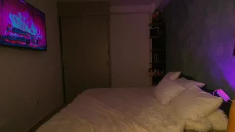 Violet independent model online show from 04.26.26