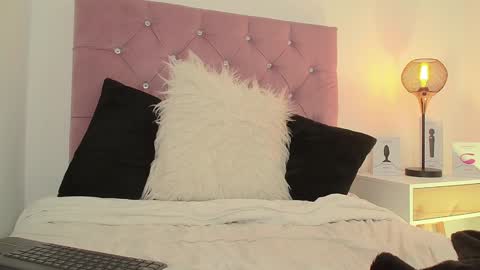 Snapshot of violet_queen2 chatting on 01.10.25 Mary online show from 01.10.25