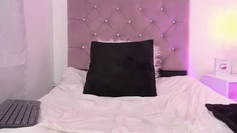 Snapshot of violet_queen2 chatting on 01.26.25 Mary online show from 01.26.25