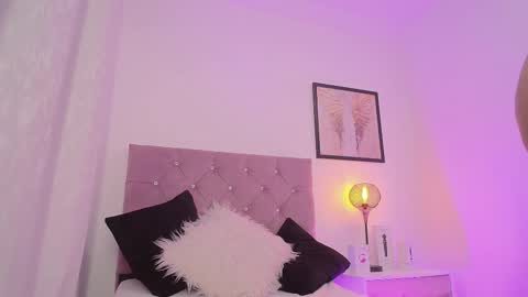 Snapshot of violet_queen2 chatting on 02.10.25 Mary online show from 02.10.25