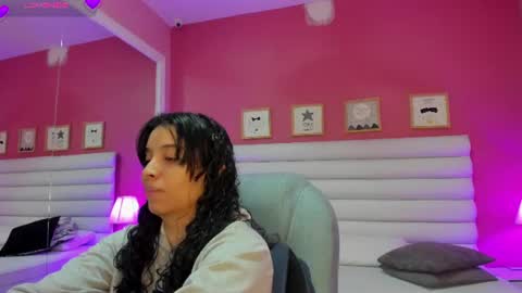 Snapshot of violet_sinclair chatting on 06.12.26 violet_sinclair online show from 06.12.26