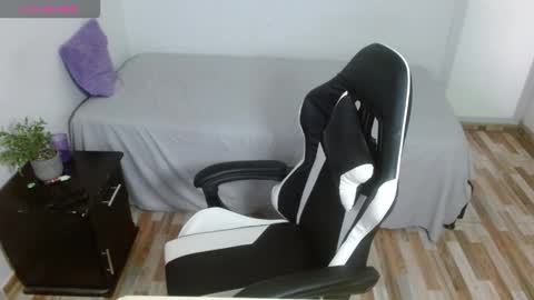 Snapshot of violeta_u chatting on 12.15.25 violeta online show from 12.15.25