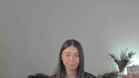 Snapshot of violetta_finch chatting on 12.19.24 violetta_finch online show from 12.19.24
