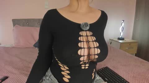 Snapshot of violetta_swift_ chatting on 11.28.25 violetta independent model online show from 11.28.25