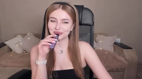 ViolettaOtis online show from 02.06.25