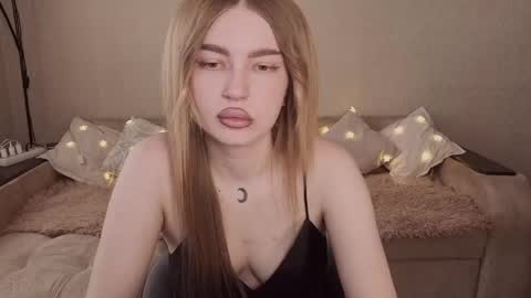 Snapshot of violettaotis chatting on 04.28.26 ViolettaOtis online show from 04.28.26
