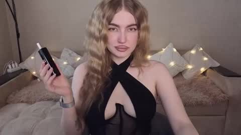 Snapshot of violettaotis chatting on 05.02.26 ViolettaOtis online show from 05.02.26