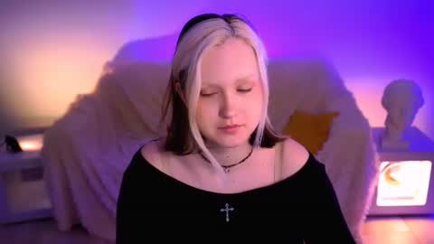 Snapshot of violettwoods chatting on 06.18.26 Violett online show from 06.18.26