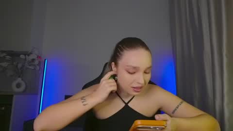 Snapshot of viollasinzz chatting on 05.27.26 Violla online show from 05.27.26