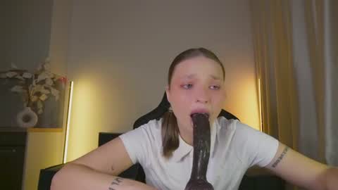Snapshot of viollasinzz chatting on 06.22.26 Violla online show from 06.22.26