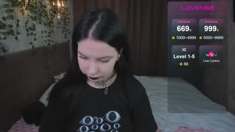 Snapshot of vivi__squirrel chatting on 02.20.25 Vivi online show from 02.20.25