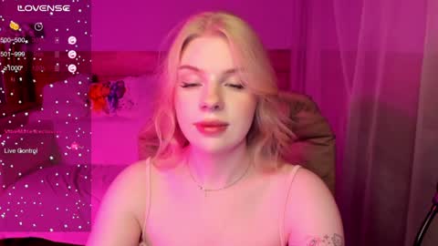 Snapshot of vivian_page chatting on 12.05.24 Aurora online show from 12.05.24