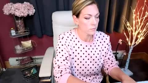 VivianLuxe online show from 11.01.25