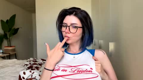 Snapshot of vixenp chatting on 06.05.26 Polly Online mostly at 9pm-2am UK Time online show from 06.05.26