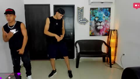 Snapshot of voyeurism_guys chatting on 11.25.25 voyeurism_guys online show from 11.25.25