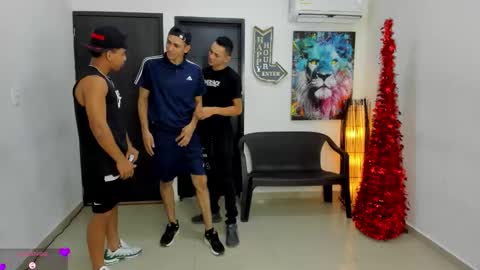 Snapshot of voyeurism_guys chatting on 11.27.25 voyeurism_guys online show from 11.27.25