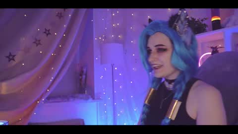 Snapshot of vronnier chatting on 02.14.25 vronnier online show from 02.14.25