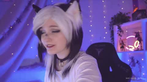 Snapshot of vronnier chatting on 03.08.25 vronnier online show from 03.08.25