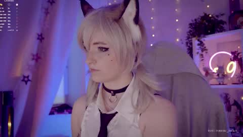 Snapshot of vronnier chatting on 09.18.25 vronnier online show from 09.18.25