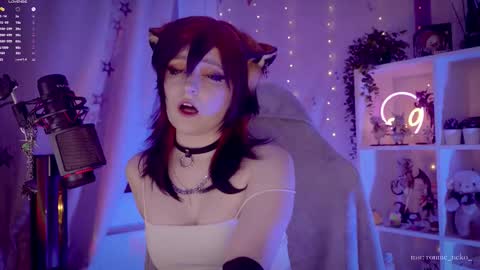 Snapshot of vronnier chatting on 09.20.25 vronnier online show from 09.20.25