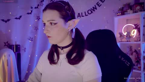 Snapshot of vronnier chatting on 11.07.25 vronnier online show from 11.07.25