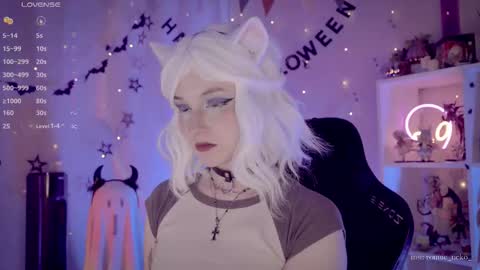 Snapshot of vronnier chatting on 11.11.25 vronnier online show from 11.11.25