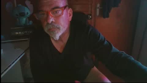 Snapshot of vuda77 chatting on 10.30.25 oscar online show from 10.30.25