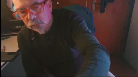 Snapshot of vuda77 chatting on 11.02.25 oscar online show from 11.02.25