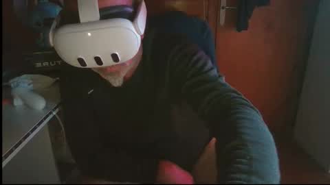 Snapshot of vuda77 chatting on 11.04.25 oscar online show from 11.04.25