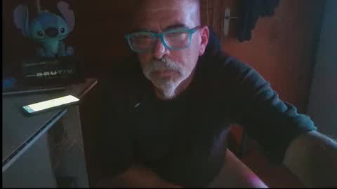 Snapshot of vuda77 chatting on 11.14.25 oscar online show from 11.14.25