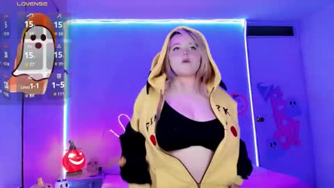 Snapshot of waifumochi_chan chatting on 10.10.25 online show from 10.10.25