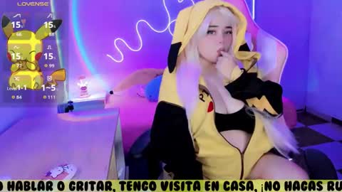 Snapshot of waifumochi_chan chatting on 11.18.25 online show from 11.18.25