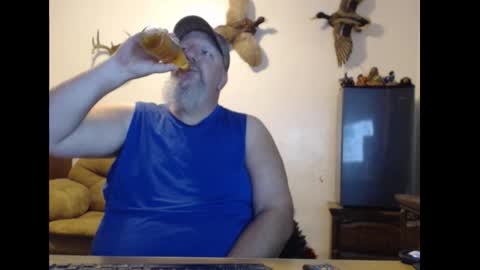 Snapshot of walkingbird chatting on 10.19.25 walkingbird online show from 10.19.25